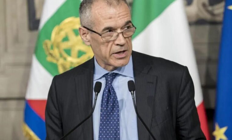Carlo Cottarelli durante una conferenza