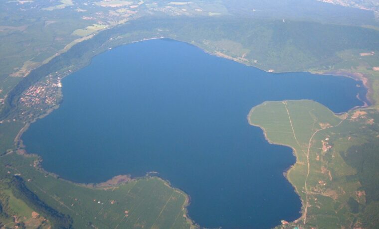 Vista aerea del lago di Vico