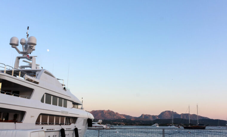 Immagine di un superyacht in metallo