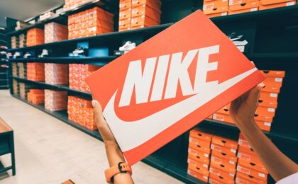 Logo di Nike con sfondo sportivo