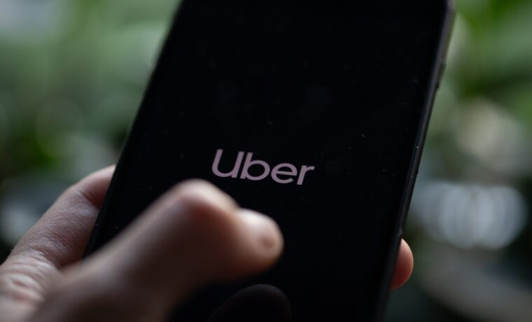 Logo di Uber su sfondo urbano