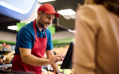 Immagine di un sistema di self-checkout con verifica dell'età