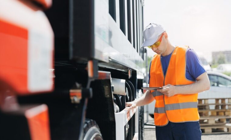 Immagine di un camion in movimento