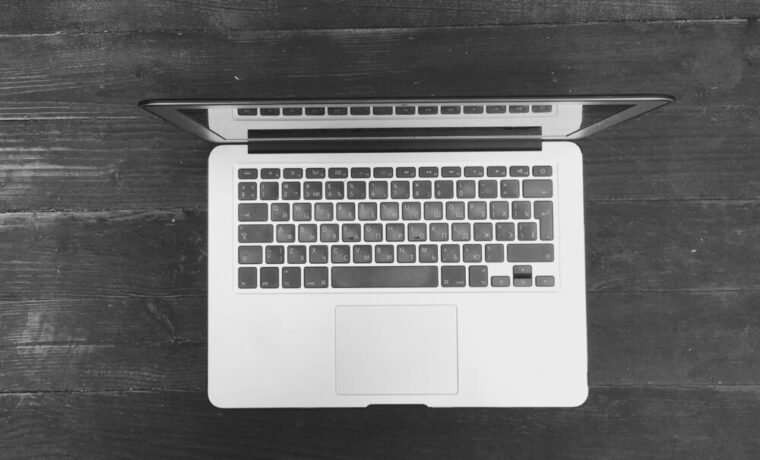 MacBook OLED con touchscreen in fase di test