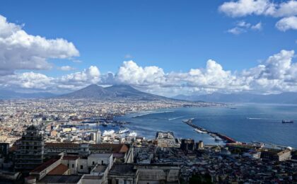 Rissa in piazza Montesanto a Napoli