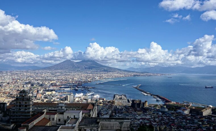 Rissa in piazza Montesanto a Napoli