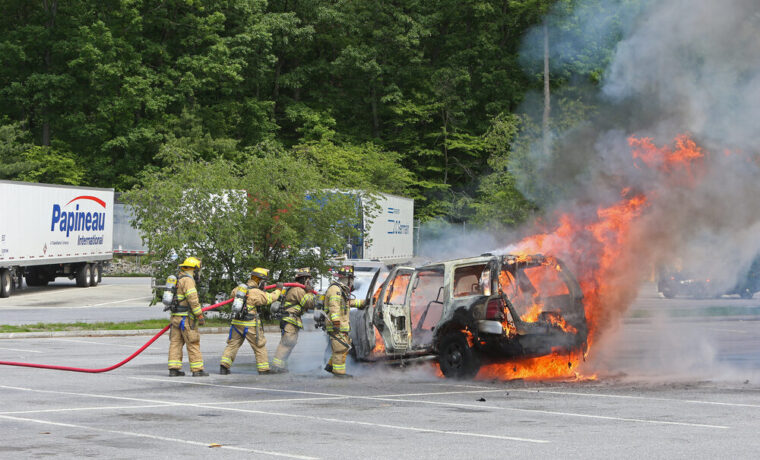 Uomo si dà fuoco in auto a Cinisello Balsamo