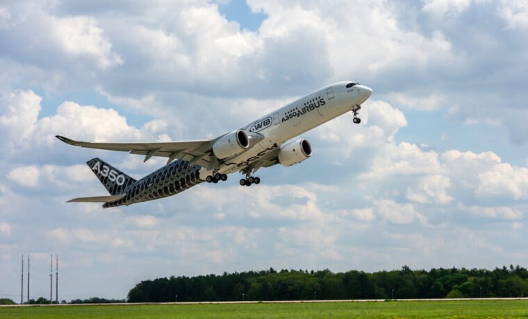 Airbus A350F in volo