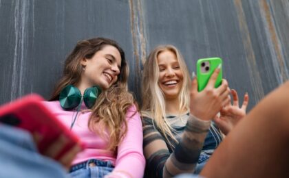 Generazione Z al lavoro con tecnologia avanzata