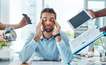 Immagine rappresentativa dello stress nel lavoro tecnologico