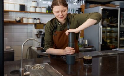 AeroPress Premium Walnut Brewer e macinacaffè manuale