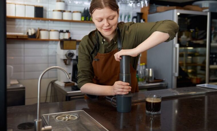 AeroPress Premium Walnut Brewer e macinacaffè manuale