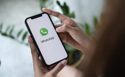 Interfaccia WhatsApp su iOS con la nuova scheda 'Tu'