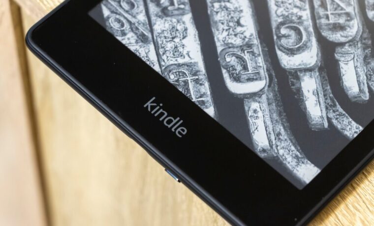Kindle Paperwhite trasformato in assistente da scrivania